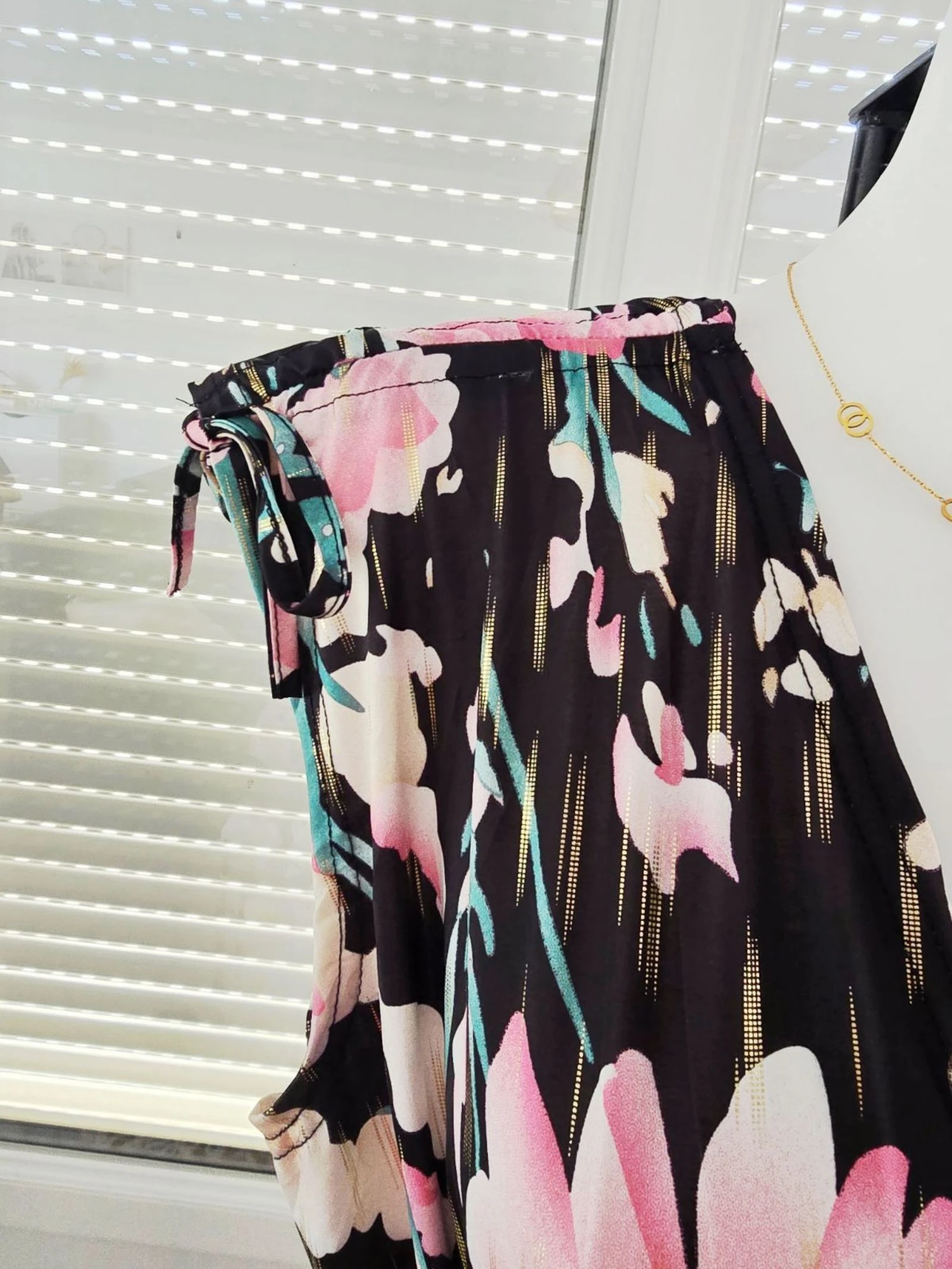 Robe magique noir rose turquoise dorée  – photo 3